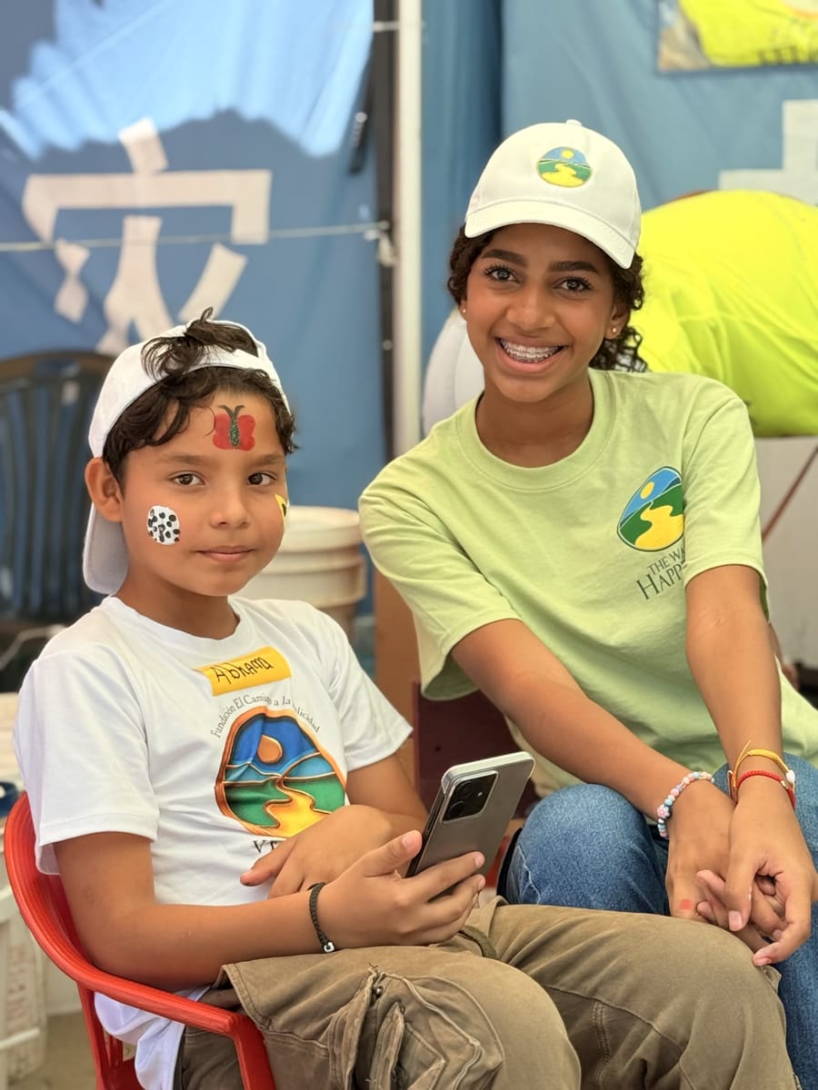Niños sonriendo con caritas pintadas